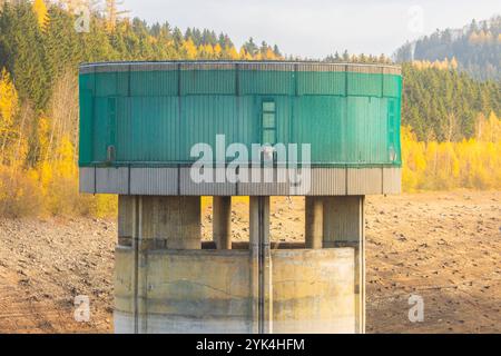 Talsperre Lichtenberg Talsperre Lichtenberg, für die anstehende Sanierung hat die Landestalsperrenverwaltung Sachsen rund 8 Millionen Kubikmeter Wasser abgelassen. Staumauer mit Wasserentnahmeturm mit Hochwasserüberlauf. Lichtenberg/Erzgebirge Sachsen Deutschland *** Lichtenberg Dam Lichtenberg Dam, das sächsische Landesdamm hat rund 8 Millionen Kubikmeter Wasser für die bevorstehende Sanierung der Staumauer mit Wasserentnahmeturm mit Hochwasserüberlauf Lichtenberg Erzgebirge Sachsen Deutschland entwässert Stockfoto