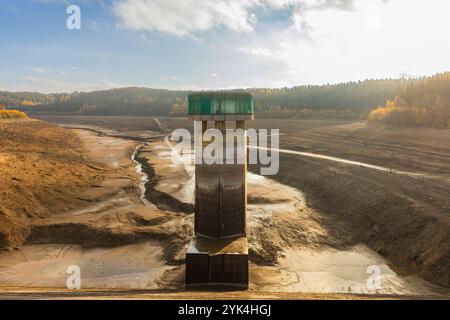 Talsperre Lichtenberg Talsperre Lichtenberg, für die anstehende Sanierung hat die Landestalsperrenverwaltung Sachsen rund 8 Millionen Kubikmeter Wasser abgelassen. Staumauer mit Wasserentnahmeturm mit Hochwasserüberlauf. Lichtenberg/Erzgebirge Sachsen Deutschland *** Lichtenberg Dam Lichtenberg Dam, das sächsische Landesdamm hat rund 8 Millionen Kubikmeter Wasser für die bevorstehende Sanierung der Staumauer mit Wasserentnahmeturm mit Hochwasserüberlauf Lichtenberg Erzgebirge Sachsen Deutschland entwässert Stockfoto