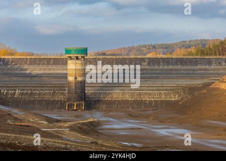 Talsperre Lichtenberg Talsperre Lichtenberg, für die anstehende Sanierung hat die Landestalsperrenverwaltung Sachsen rund 8 Millionen Kubikmeter Wasser abgelassen. Staumauer mit Wasserentnahmeturm mit Hochwasserüberlauf. Lichtenberg/Erzgebirge Sachsen Deutschland *** Lichtenberg Dam Lichtenberg Dam, das sächsische Landesdamm hat rund 8 Millionen Kubikmeter Wasser für die bevorstehende Sanierung der Staumauer mit Wasserentnahmeturm mit Hochwasserüberlauf Lichtenberg Erzgebirge Sachsen Deutschland entwässert Stockfoto