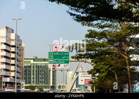 Wegweiser auf Arabisch und Englisch in Dubai City, Vereinigte Arabische Emirate. Stockfoto