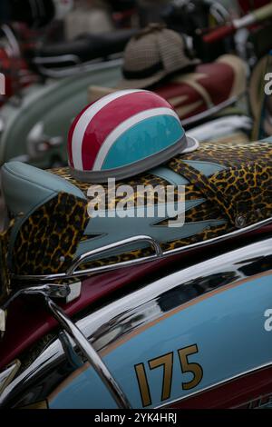 Tausende von Radfahrern gingen auf die Straße für ihre jährliche „London to Brighton Burn Up“-Fahrt. Sie fuhren vom Ace Cafe in London ab und stiegen an der Küste von Brighton ab, wo Motorräder aller Zeiten und Stile ausgestellt wurden Stockfoto