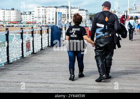 Tausende von Radfahrern gingen auf die Straße für ihre jährliche „London to Brighton Burn Up“-Fahrt. Sie fuhren vom Ace Cafe in London ab und stiegen an der Küste von Brighton ab, wo Motorräder aller Zeiten und Stile ausgestellt wurden Stockfoto