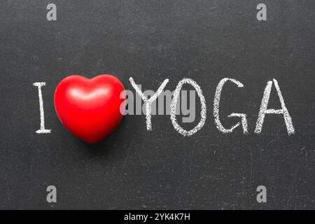 Liebe Yoga Ich liebe Yoga-Satz handgeschrieben auf Tafel mit Herzsymbol Copyright: xZoonar.com/YuryxZapx 1053968650st Stockfoto