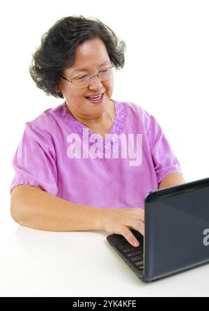 Internet verwenden Asiatische ältere Frau mit Notizbuch über weißem Hintergrund Copyright: xZoonar.com/szefeix 1053981331st Stockfoto