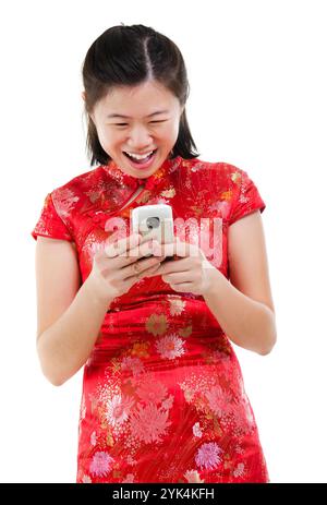 Mit Telefon glückliche orientalische asiatische Frau mit Handy online / sms / lokalisiert auf weißem Hintergrund Copyright: xZoonar.com/szefeix 1053 Stockfoto