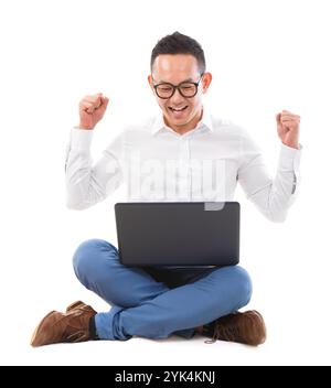 Aufgeregter asiatischer Mann mit Laptop aufgeregter asiatischer Mann mit Laptop auf dem Boden über weißem Hintergrund Copyright: xZoonar.com/szefeix 1053982312st Stockfoto