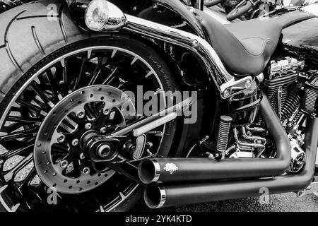 Tausende von Radfahrern gingen auf die Straße für ihre jährliche „London to Brighton Burn Up“-Fahrt. Sie fuhren vom Ace Cafe in London ab und stiegen an der Küste von Brighton ab, wo Motorräder aller Zeiten und Stile ausgestellt wurden Stockfoto