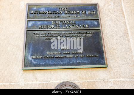 Bronzetafel, die das Metropolitan Museum of Art 1986 als National Historic Landmark ausweist. New York. USA. Stockfoto