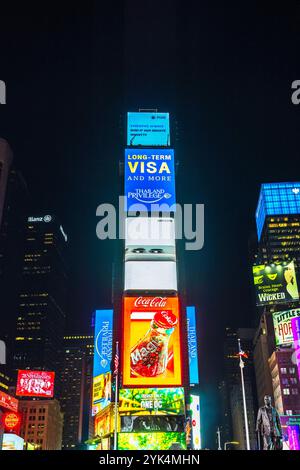 Helle digitale Werbetafeln und Coca-Cola-Werbung, die den berühmten Times Square-Wolkenkratzer bei Nacht in New York City beleuchtet. New York. USA. Stockfoto