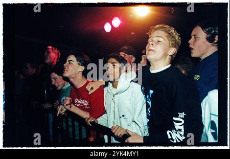 Eine Band während eines Hardcore-Konzerts in einem Nachtclub im Folkets Park, Motala, Schweden. Stockfoto