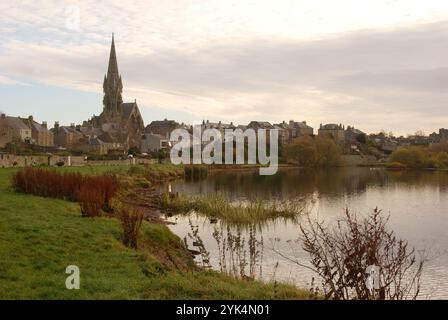 Kelso und Kirchturm am Fluss Tweed im November Stockfoto