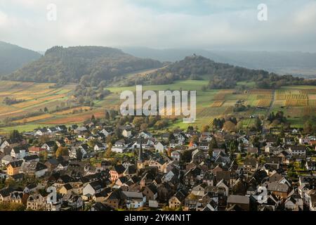 Mosellandschaft in bunten Herbstfarben und das Dorf Wolf Deutschland schöne Orte Stockfoto