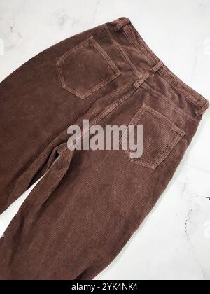 Braune Cordhosen Rückseite flach liegen am weißen Marmorhintergrund Draufsicht, Kleidung, Stoff, Bekleidungsgeschäft, Nähen, Herstellung, Textil, Gewebe Stockfoto