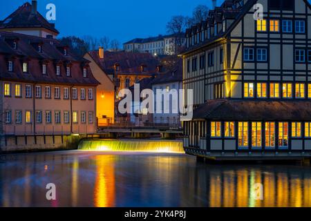 Alte Fachwerkhäuser mit Regnitz von Bamberg in Bayern-Franken bei Nacht beleuchtet Stockfoto