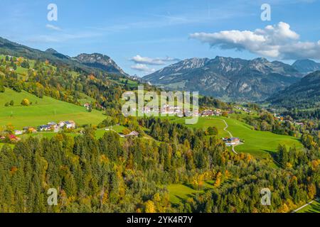 Herbstlicher Blick auf das Ostrachtal bei Sonthofen im Oberallgäu Stockfoto