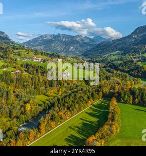 Herbstlicher Blick auf das Ostrachtal bei Sonthofen im Oberallgäu Stockfoto