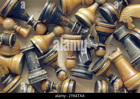 Vintage-Schach viele alte verwitterte Schachfiguren in Holzkiste Copyright: xZoonar.com/YuryxZapx 1053968050st Stockfoto