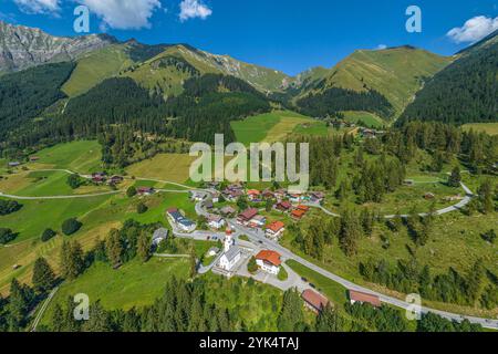 Das kleine Dorf Bschlabs, Gemeinde Pfafflar, an der Hahntennjochstraße im Tiroler Außerfern von oben Stockfoto