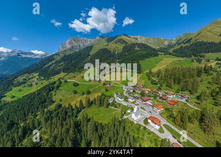 Das kleine Dorf Bschlabs, Gemeinde Pfafflar, an der Hahntennjochstraße im Tiroler Außerfern von oben Stockfoto