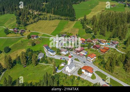 Das kleine Dorf Bschlabs, Gemeinde Pfafflar, an der Hahntennjochstraße im Tiroler Außerfern von oben Stockfoto