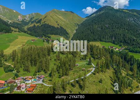 Das kleine Dorf Bschlabs, Gemeinde Pfafflar, an der Hahntennjochstraße im Tiroler Außerfern von oben Stockfoto