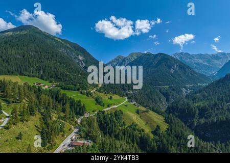 Das kleine Dorf Bschlabs, Gemeinde Pfafflar, an der Hahntennjochstraße im Tiroler Außerfern von oben Stockfoto