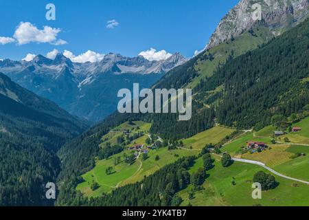 Das kleine Dorf Bschlabs, Gemeinde Pfafflar, an der Hahntennjochstraße im Tiroler Außerfern von oben Stockfoto