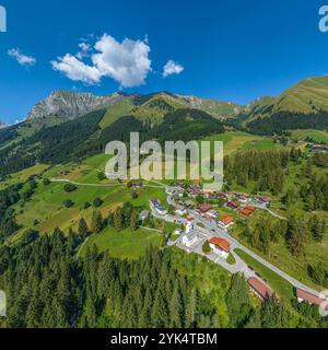 Das kleine Dorf Bschlabs, Gemeinde Pfafflar, an der Hahntennjochstraße im Tiroler Außerfern von oben Stockfoto