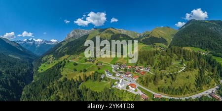 Das kleine Dorf Bschlabs, Gemeinde Pfafflar, an der Hahntennjochstraße im Tiroler Außerfern von oben Stockfoto