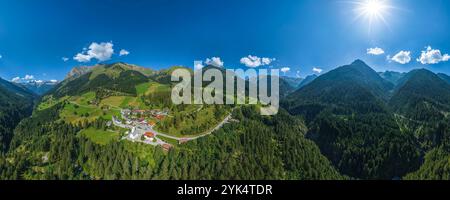 Das kleine Dorf Bschlabs, Gemeinde Pfafflar, an der Hahntennjochstraße im Tiroler Außerfern von oben Stockfoto