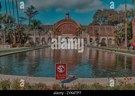 Das Botanical Building ist ein historisches Gebäude in Balboa Park, San Diego, Kalifornien, USA. Es ist nach wie vor eine der größten Latthenstrukturen der Welt. Stockfoto