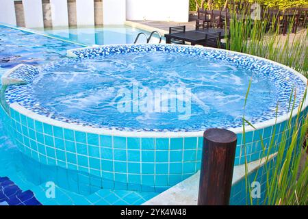 Ein Outdoor Jacuzzi ein Outdoor Jacuzzi im Resort Copyright: xZoonar.com/PlengsakxChuensriwirojx 1053980110st Stockfoto