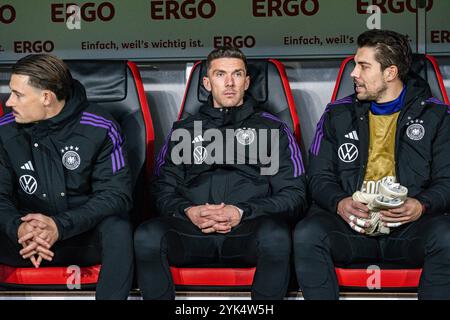 Freiburg, Deutschland. November 2024. 16.11.2024, Deutschland gegen Bosnien, Nations League, 5. Spieltag, Gruppa A Robin Gosens (Deutschland, 21) auf der Bank Ersatzbank für die deutsche Nationalmannschaft DFB hier neben Robin Koch (Deutschland, 3) und Stefan Ortega Moreno (Deutschland, 22) Credit: dpa/Alamy Live News Stockfoto