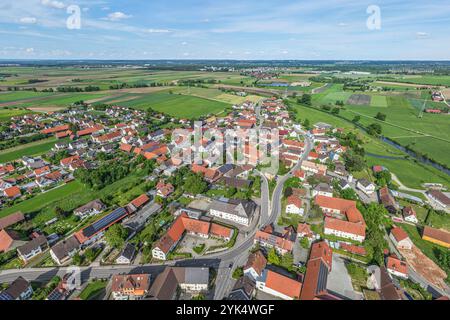 Die ländliche Gemeinde Gablingen in Schwaben am Rande des Naturparks Ausgburg - Westwälder von oben Stockfoto