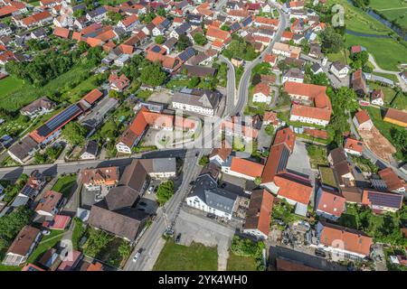 Die ländliche Gemeinde Gablingen in Schwaben am Rande des Naturparks Ausgburg - Westwälder von oben Stockfoto