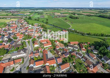 Die ländliche Gemeinde Gablingen in Schwaben am Rande des Naturparks Ausgburg - Westwälder von oben Stockfoto