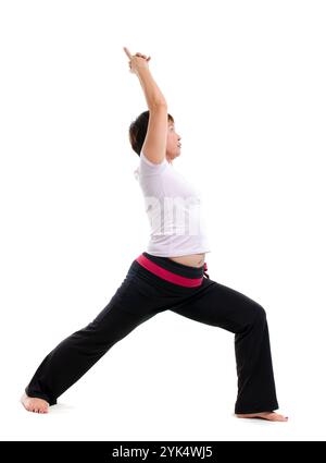 Asiatische reife Frau, die Yoga macht Asiatische reife Frau, die Yoga macht, isoliert auf weißem Hintergrund. Copyright: xZoonar.com/szefeix 1053986287 Stockfoto