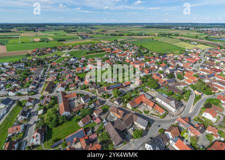 Die ländliche Gemeinde Gablingen in Schwaben am Rande des Naturparks Ausgburg - Westwälder von oben Stockfoto