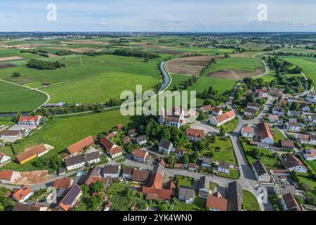 Die ländliche Gemeinde Gablingen in Schwaben am Rande des Naturparks Ausgburg - Westwälder von oben Stockfoto