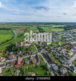 Die ländliche Gemeinde Gablingen in Schwaben am Rande des Naturparks Ausgburg - Westwälder von oben Stockfoto