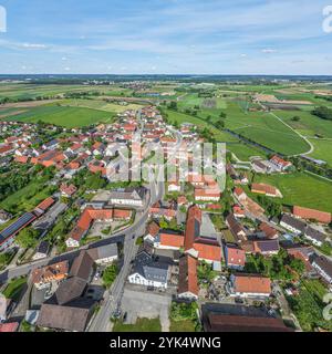 Die ländliche Gemeinde Gablingen in Schwaben am Rande des Naturparks Ausgburg - Westwälder von oben Stockfoto