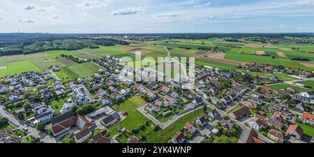 Die ländliche Gemeinde Gablingen in Schwaben am Rande des Naturparks Ausgburg - Westwälder von oben Stockfoto