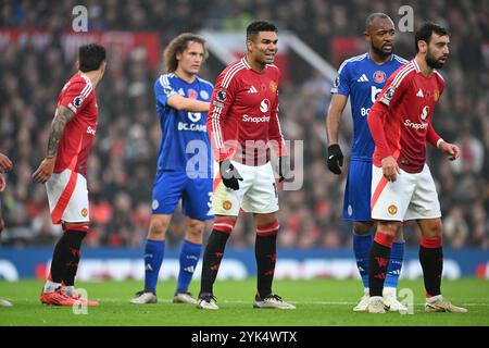 Manchester, England: Casemiro von Manchester United bereitet sich am 10. November 2024 in Manchester, England auf die Ecke vor, während des Spiels der Premier League 2024/25 League zwischen Manchester United FC und Leicester City FC in Old Trafford. (Richard Callis/SPP) Credit: SPP Sport Press Photo. /Alamy Live News Stockfoto