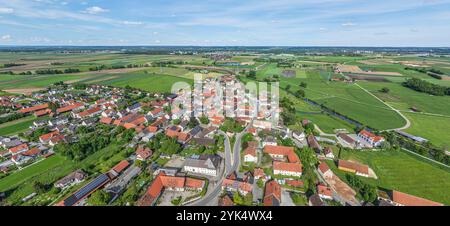 Die ländliche Gemeinde Gablingen in Schwaben am Rande des Naturparks Ausgburg - Westwälder von oben Stockfoto