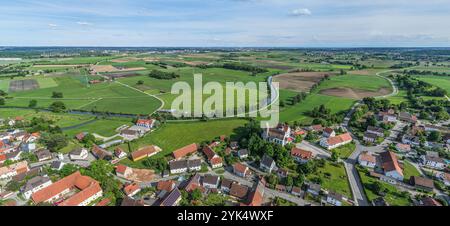 Die ländliche Gemeinde Gablingen in Schwaben am Rande des Naturparks Ausgburg - Westwälder von oben Stockfoto