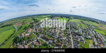 Die ländliche Gemeinde Gablingen in Schwaben am Rande des Naturparks Ausgburg - Westwälder von oben Stockfoto