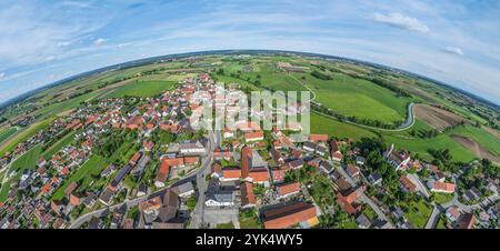 Die ländliche Gemeinde Gablingen in Schwaben am Rande des Naturparks Ausgburg - Westwälder von oben Stockfoto