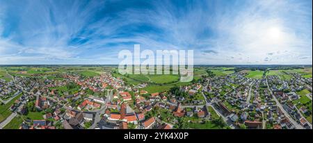 Die ländliche Gemeinde Gablingen in Schwaben am Rande des Naturparks Ausgburg - Westwälder von oben Stockfoto