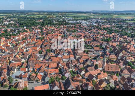 Aus der Vogelperspektive auf die mittelfränkische Stadt Bad Windsheim an der Aisch am Rande des Naturparks Steigerwald Stockfoto