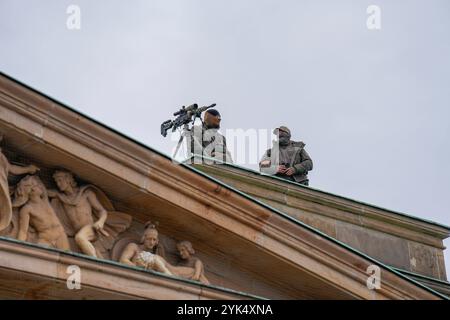 Volkstrauertag mit der Staatsspitze an der Neuen Wache Berlin Volkstrauertag an der Neuen Wache Berlin - Kranzniederlegung für die Opfer von Krieg und Gewaltherrschaft am 17. November 2024 Sicherheit, Polizei, Spezialkräfte Berlin Berlin GER *** Gedenktag mit dem Staatsoberhaupt beim Neuen Wache Berlin Gedenktag bei der Neuen Wache Berlin Wreath-Zeremonie für die Opfer von Krieg und Tyrannei am 17. November 2024 Sicherheit, Polizei, Spezialkräfte Berlin GER Stockfoto